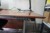 Anheben/Absenken des Tisches inkl. Büromonitor, Tastatur, Maus, Monitor & Lampe