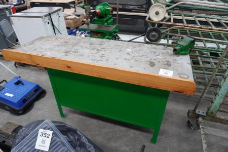 Werkstatttisch aus Stahl mit Schraubstock