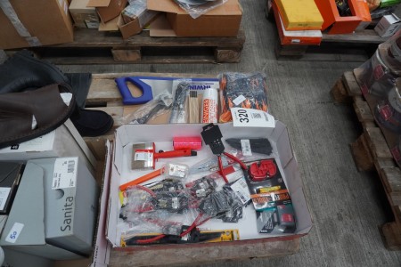 Kiste mit gemischten Werkzeugen