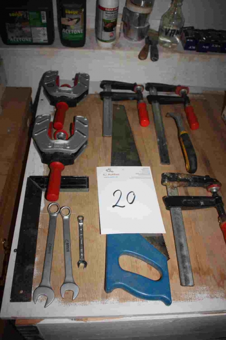 Diverse værktøj, skruetvinger, sav, hulbor med videre på bord