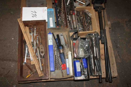 Palle med værktøj (bor, svejsehjælme, 2 x kabeltromler med videre)