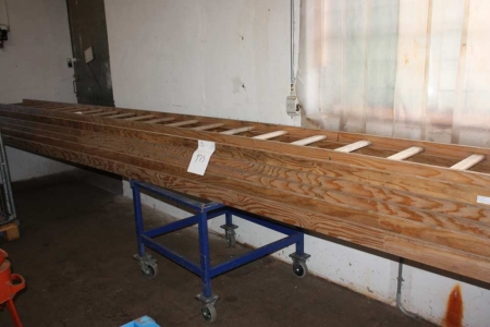 6 x træstige, 25 trin, længde ca. 7,4 meter + rullevogn