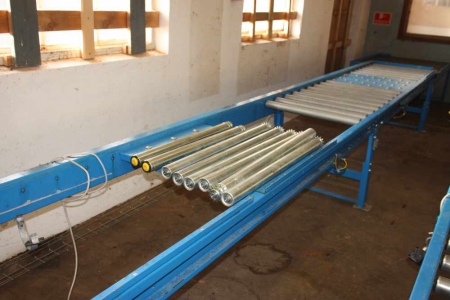 Roller conveyor, Soinberg, 2 ball table sections, roll width approx. 73 cm, length approx. 5.7 meters + 8 loose rolls for powered roller conveyor + ball tabletop section