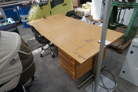 Schreibtisch, Bürostuhl und Lampe