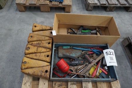 Lot of mixed hand tools + 8 pcs. teeth for excavator