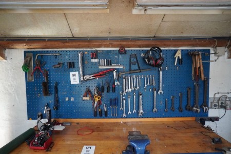 Værkstedstavle med indhold af diverse håndværktøj 