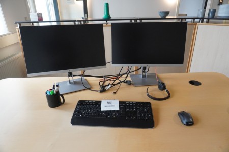 2 computerskærme, Mærke: HP, Model: E233+ tastatur & mus, Mærke: Logitech
