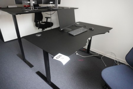 El hæve-/sænkebord, Mærke: Dencon + skab + computerskærm, tastatur & mus 