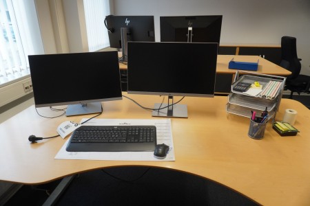 2 computerskærme, Mærke: HP, Model: E243 Monitor + tastatur & mus, Mærke: Logi 