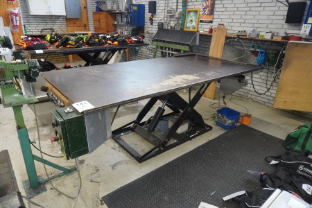 Work table with raising / lowering function incl. Pneumatic clinker