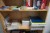 Bücherregal mit verschiedenen Büroartikeln