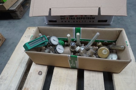 Box with various manometers / flow meters