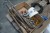 Vinkelsliber, 6 dåser markeringsspray & kasse med diverse sjækler, bor, mv.