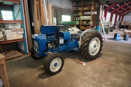 Nyrenoveret traktor, Mærke: Super Dexta. 