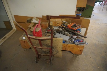  Rullebord med indhold af diverse håndværktøj 