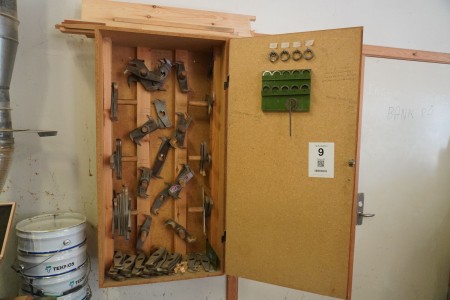 Cabinet incl. various milling tools.