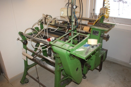 2 stempeltrykmaskiner. Alder ukendt, men gamle. En maskine mærket: Ortlinghaus Werke, 88-6087.