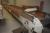 Tapetudlæggerbord og skæremaskine (for produktion af tapetbog), bestående af 10 meter udlæggerbord og hydraulisk skæremaskine, Original Perfecta APA 106, maskinnr. 32488, årgang 1960. Vægt: 2 ton. Max. skærebredde: 1050