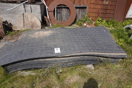 Large batch of rubber running plates