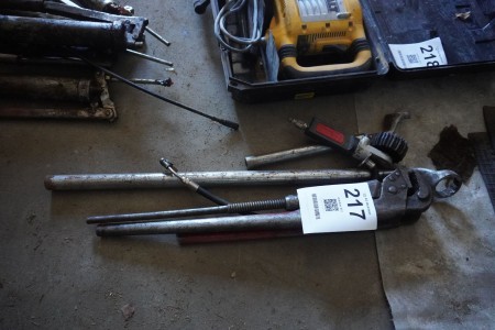2 pcs. pipe tongs + 2 pcs. wrenches