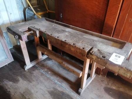 Old-fashioned planing bench with 2 scrubbing sticks