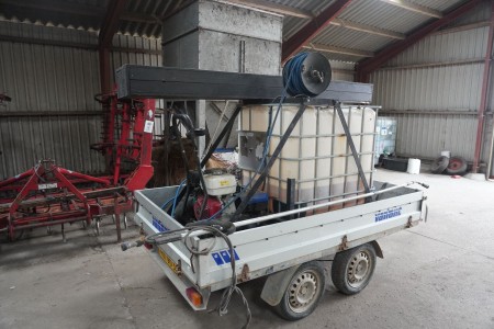 Algae treatment plant mounted on trailer