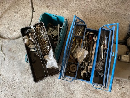 2 stk. værktøjskasser med indhold + gevindskærersæt & 2 luftnøgler 