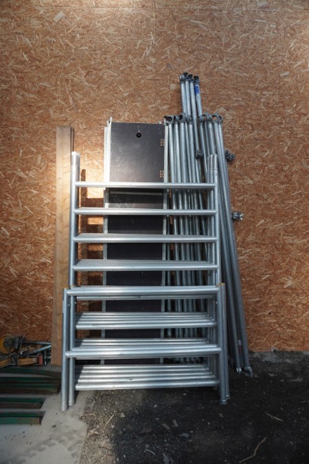 Lot of rolling scaffolding, NOTE: Delivery 09-12