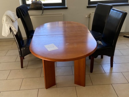 Extendable dining table with 4 chairs