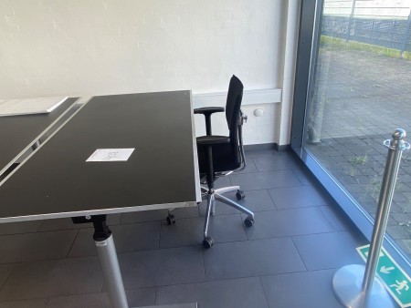 Hæve-/sænkebord med kontorstol, Mærke: Labofa Munch