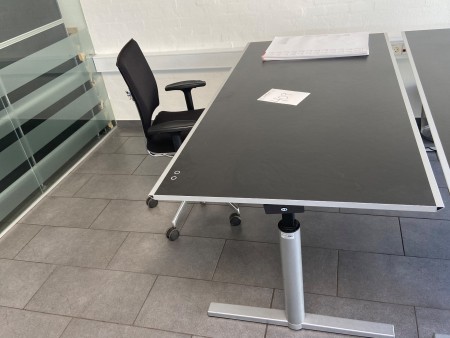 Raise/lower table with office chair, Brand: Labofa Munch