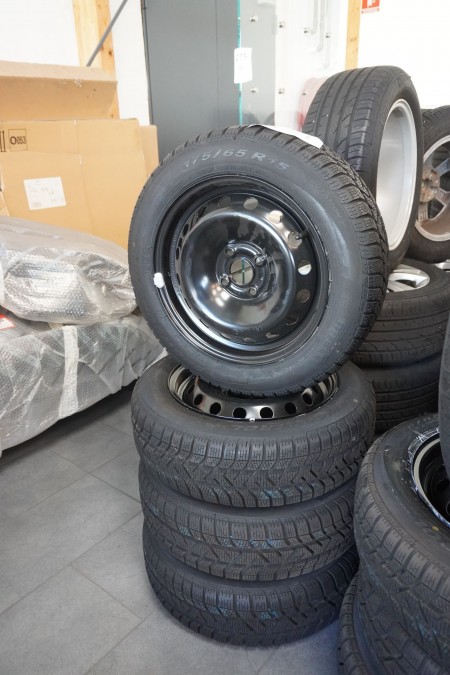 4 pieces. tires with steel rims, brand Pirelli