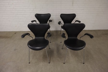 4 Stück. Arne Jacobsen 7-Sitzer-Stühle mit Armlehnen