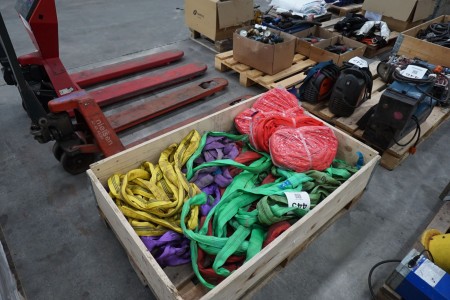 Pallet with lifting straps