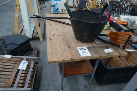 Arbeitstisch auf Rädern inkl. 2 Stk. Rechen und Brennholzkorb
