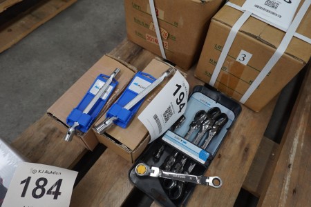 Lot of ratchet wrenches and socket wrenches