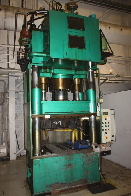 Hydraulic press, 400 ton capacity, Triple Ram, vertical hydraulic press. 4 Column. Table Size 1100 x 900 mm. Switchable 100/400 ton. Control: Siemens TD 390