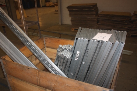Pallet with parts of steel shelving: 4 gables, approx. 1090 mm + approx. 19 shelves, depth approx. 380 mm