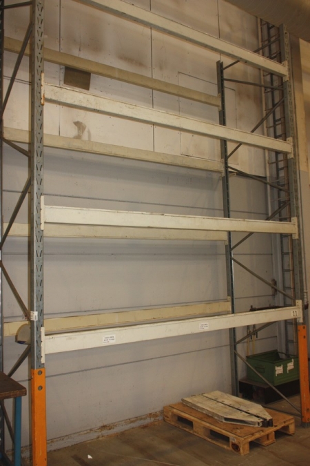 Pallet rack, height approx. 4000 mm, width approx. 3000 mm. 8 beams / section