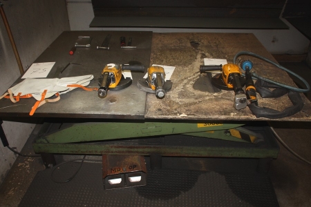Hydraulisk løftebord, 3000 kg, monteret med plade, 1600 x 1220 mm