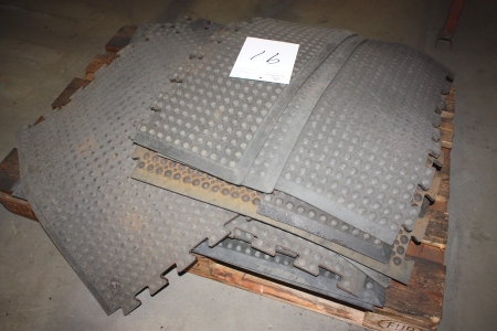 Pallet with rubber mats