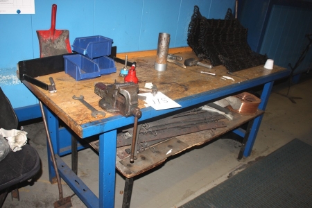 Work bench with vice, width approx. 2000, depth approx. 770 mm