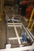 Robot, ABB, IRB 4000 - M2000. Årgang 2004. 3 akser. Henter og fylder fra palle. Arbejdsområde: bredde 1000 mm, længde 8000 mm. JunAir kompressor