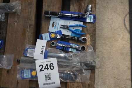 Various ratchet wrenches, spanners, etc.