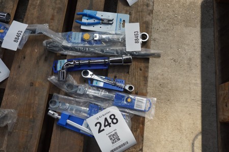 Various ratchet wrenches, joint keys, etc.