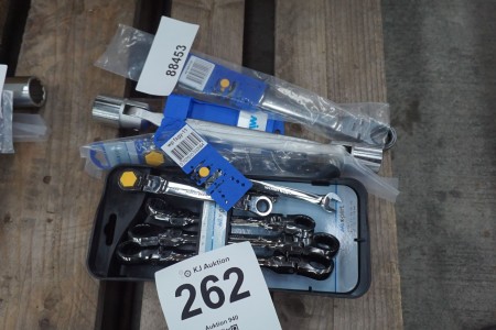 Ratchet wrench set + 3 pcs. ratchet wrenches + 1 joint key