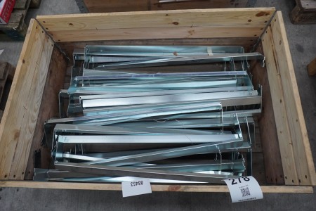 Viele Aluminiumelemente für Regale