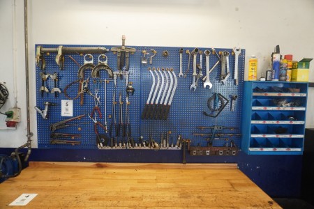 Workshop board with contents incl. assortment rack