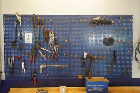 Werkstatttafel mit Inhalt diverser Handwerkzeuge + Sortimentsregal