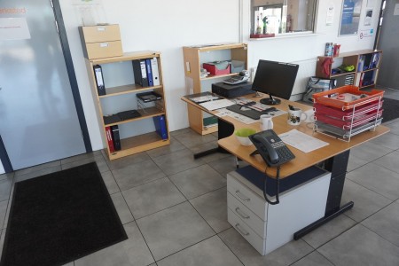 Hæve- /sænkebord med indhold minus computer, telefon og papir